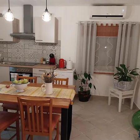 Ξενοδοχείο με διαμερίσματα Ada 3*